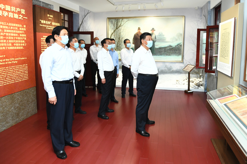 6月25日，中共中央政治局就用好紅色資源、賡續紅色血脈舉行第三十一次集體學習。這次集體學習采取參觀和討論相結合的形式，這是習近平、李克強、栗戰書、汪洋、王滬寧、趙樂際、韓正等在北大紅樓參觀“光輝偉業 紅色序章——北大紅樓與中國共產黨早期北京革命活動主題展”。新華社記者 謝環馳 攝