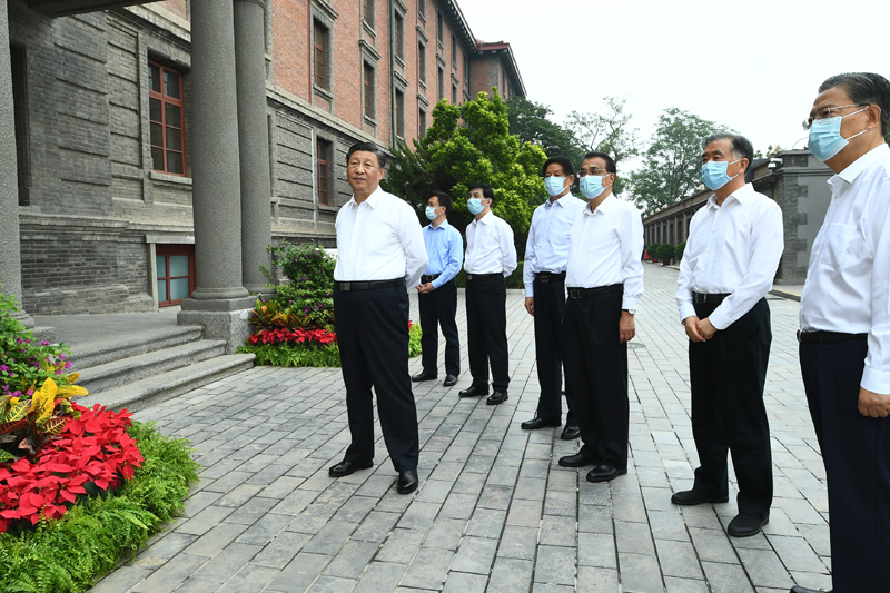 6月25日，中共中央政治局就用好紅色資源、賡續紅色血脈舉行第三十一次集體學習。這次集體學習采取參觀和討論相結合的形式，這是習近平、李克強、栗戰書、汪洋、王滬寧、趙樂際、韓正等在北大紅樓參觀“光輝偉業 紅色序章——北大紅樓與中國共產黨早期北京革命活動主題展”。新華社記者 謝環馳 攝